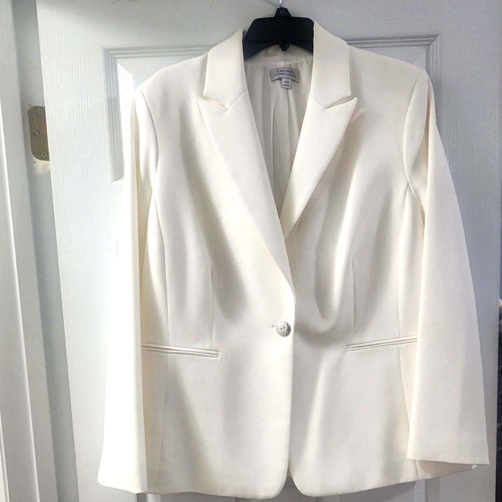 Never Worn- Beautiful Tahari ivory 14W, women's suit separate jacket